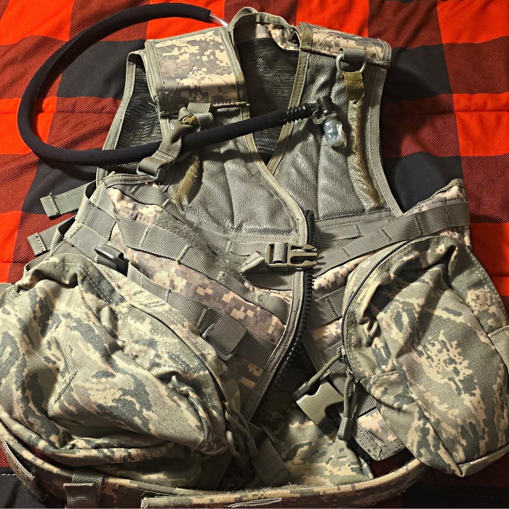 CamelBak BlackHawk Hydration Pack 2L Reservoir MOLLE Camo Adjustable Straps